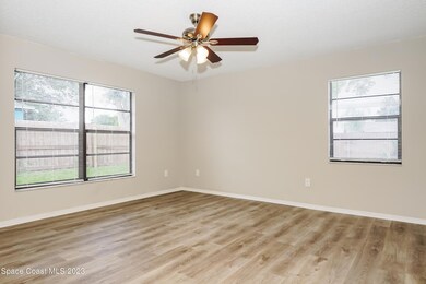 006-photo-primary-bedroom-11242736