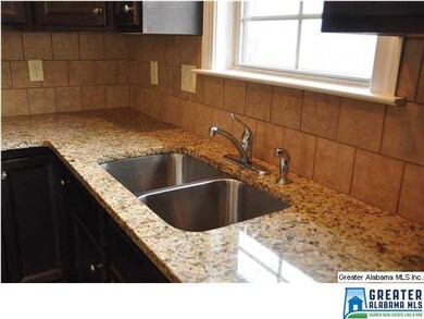 Under mount sink with disposer