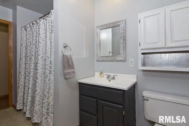 2215 W 45th St, Davenport, IA 52806 - photo 6