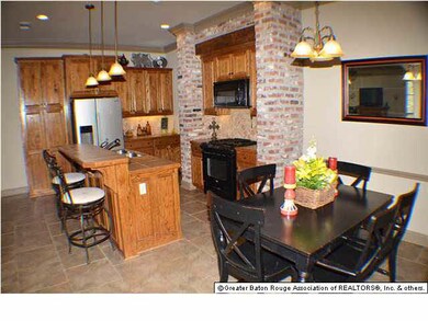 The two tiered island furnished enough room to com