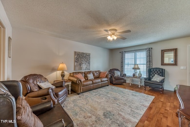 147 Rainbow Cir-6