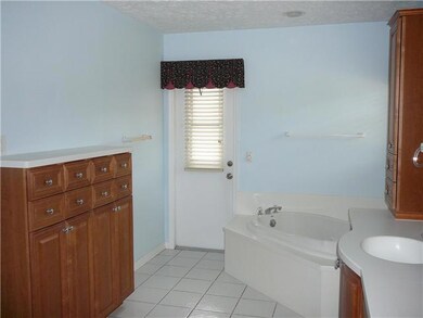 Den/Family/Great Room. Vaulted ceiling in family r