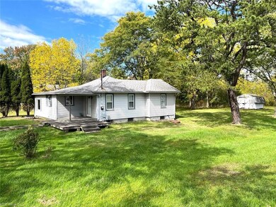 Front view of property featuring a yard