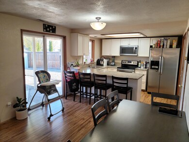 Dining to kitchen