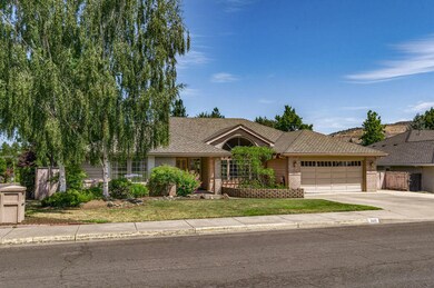 2401 Meadow Creek Dr, Medford, OR 97504 - photo 4