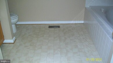 7204 Drury Ct, Hyattsville, MD 20785 - photo 6