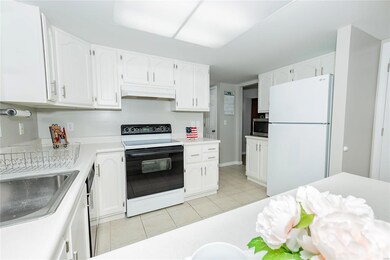 Enjoy yourself in this delightful kitchen, Freshly