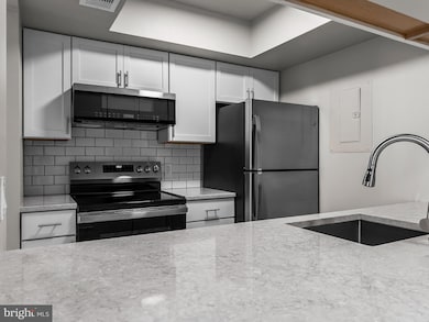 18304 Streamside Dr unit 301, Gaithersburg, MD 20879 - photo 3