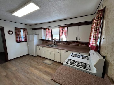 360 W 6th St, Peru, IN 46970 - photo 6