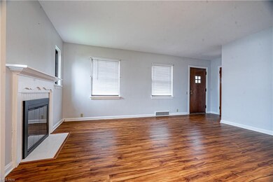 Anither view of the living room