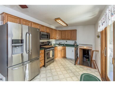 2721 Matthew Dr SW, Cedar Rapids, IA 52404 - photo 4