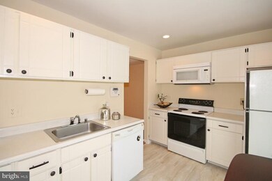 3047 Mission Square Dr, Fairfax, VA 22031 - photo 3