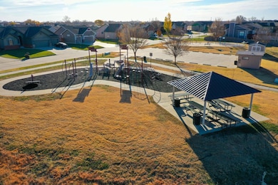 214 Springlake Ct, Newton, KS 67114 - photo 4