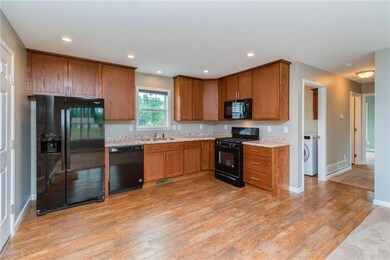 910 1st St N, Newton, IA 50208 - photo 5