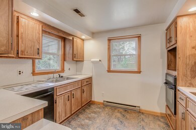 10826 Wilcox Dr, Williamsport, MD 21795 - photo 5