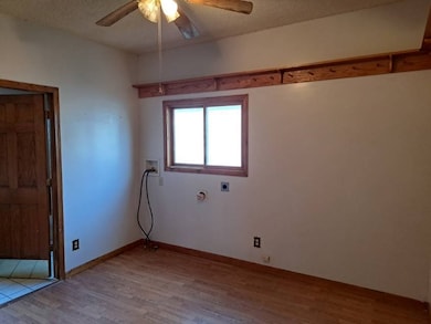 527 Shelton St, Chadron, NE 69337 - photo 4