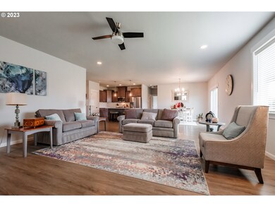 2134 NE Evergreen Ave, Albany, OR 97321 - photo 3