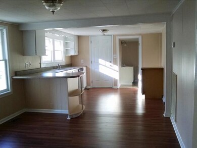 Kitchen w Dining Area