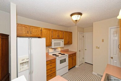 525 Highwood Cir, Albany, NY 12203 - photo 7