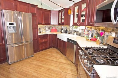 Sleek kitchen, lots of premium soft close cabinets
