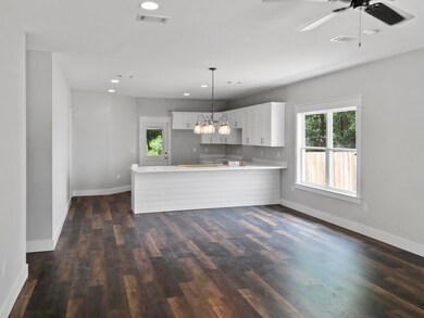 KITCHEN/LIVING