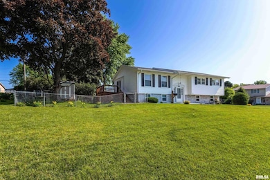 208 W 46th St, Davenport, IA 52806 - photo 2