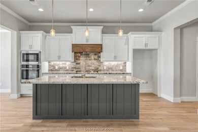 Kitchen with Island.
