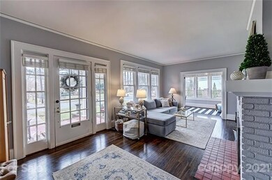 So many gorgeous windows!