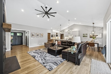 208 Iris St, Saint Paul, MN 55115 - photo 4