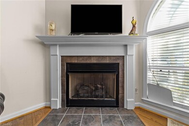 Gas log fireplace