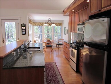 Kitchen to breakfast nook