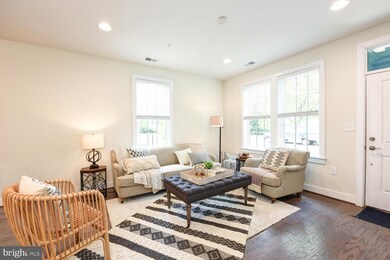 918 Slaters Ln, Alexandria, VA 22314 - photo 4