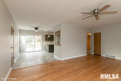 1916 Elmwood Dr, Bettendorf, IA 52722 - photo 3