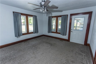 216 W 4th St, Saint Elmo, IL 62458 - photo 3