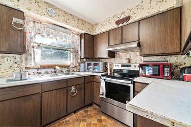 2218 Fenner St, Eau Claire, WI 54703 - photo 4