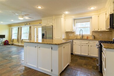 3603 Hummingbird Ln, Alvin, TX 77511 - photo 2