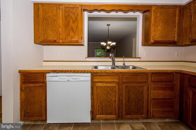 9325 Kendal Cir, Laurel, MD 20723 - photo 4