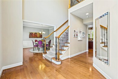Back to the foyer you have a sightline to the dini