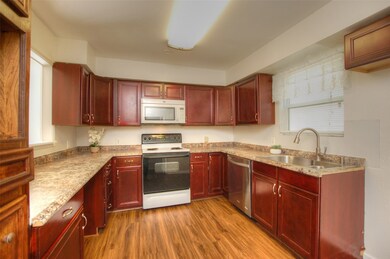 21 E Castle Harbour Dr, Friendswood, TX 77546 - photo 4