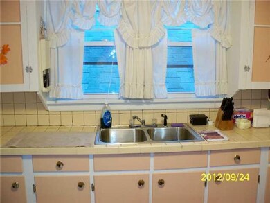 Kitchen. Upper Unit: Freshly painted with ceramic 