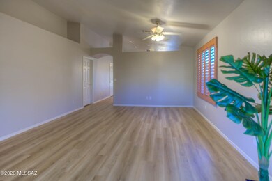 7 Living Room photo b