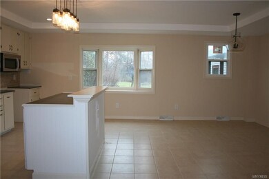 Large~Country Style~Dine-in Kitchen