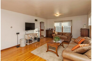 Living Room. Samsung LCD TV & swing mount INCLUDED