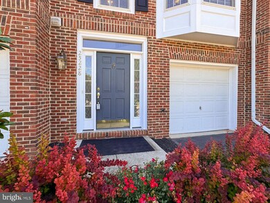 25228 Dunvegan Square, Chantilly, VA 20152 - photo 3