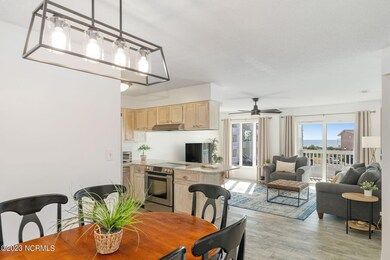Dining area w/ wet bar