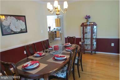 17075 Anns Brook Ct, Woodbridge, VA 22191 - photo 3