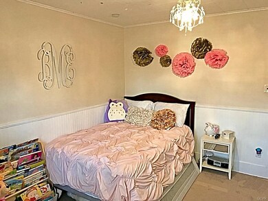 Pretty 2nd Bedroom