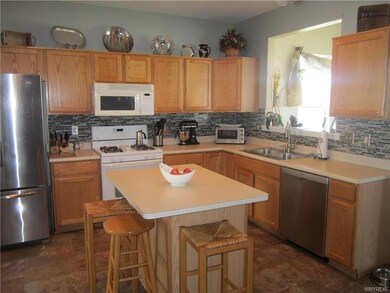 Fully applianced KIT w/handsome oak cabinetry, new