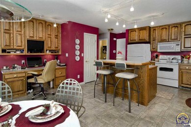 3612 SW Willow Brook Dr, Topeka, KS 66614 - photo 3