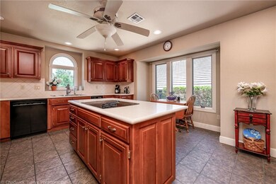 Delightful kitchen with center island, breakfast n